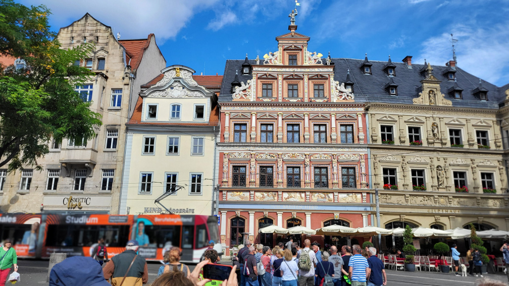 Patrizierhaus mit Darstellungen der 5 Sinne (farbig) und gleich daneben im Stil der Neo- Renaissance (also ohne Farbe) das Gildenhaus (heutzutage die Handwerkskammer)